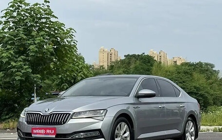 Skoda Superb III рестайлинг, 2019 год, 1 900 000 рублей, 1 фотография