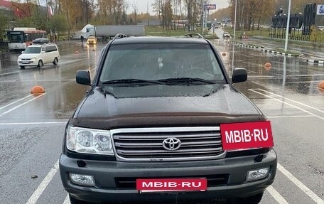 Toyota Land Cruiser 100 рестайлинг 2, 2004 год, 2 050 000 рублей, 2 фотография