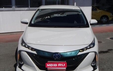 Toyota Prius IV XW50, 2021 год, 2 000 000 рублей, 2 фотография