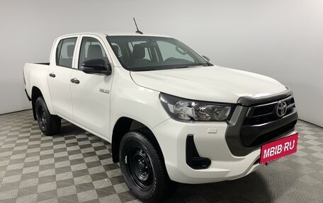 Toyota Hilux VIII, 2023 год, 6 990 000 рублей, 3 фотография