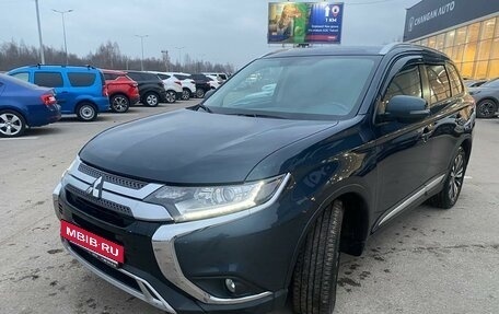 Mitsubishi Outlander III рестайлинг 3, 2020 год, 2 250 000 рублей, 3 фотография