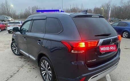 Mitsubishi Outlander III рестайлинг 3, 2020 год, 2 250 000 рублей, 5 фотография