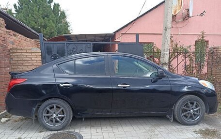 Nissan Versa II рестайлинг, 2013 год, 950 000 рублей, 2 фотография