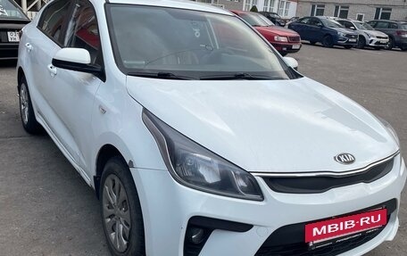 KIA Rio IV, 2018 год, 950 000 рублей, 4 фотография