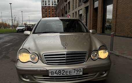 Mercedes-Benz C-Класс, 2005 год, 700 000 рублей, 1 фотография