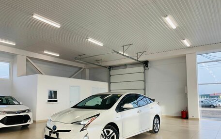 Toyota Prius IV XW50, 2016 год, 1 850 000 рублей, 1 фотография