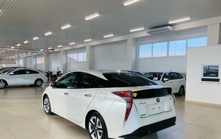 Toyota Prius IV XW50, 2016 год, 1 850 000 рублей, 6 фотография