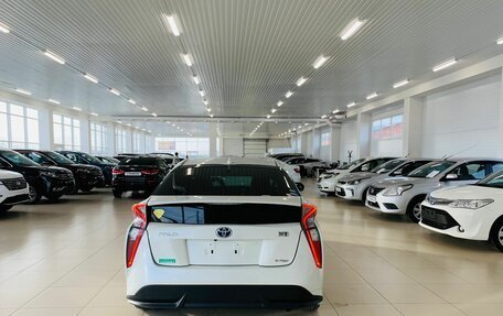 Toyota Prius IV XW50, 2016 год, 1 850 000 рублей, 7 фотография