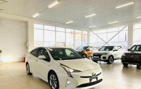 Toyota Prius IV XW50, 2016 год, 1 850 000 рублей, 3 фотография