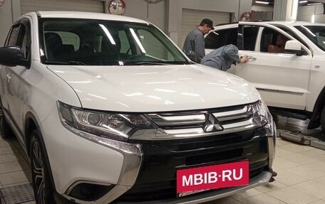 Mitsubishi Outlander III рестайлинг 3, 2016 год, 1 571 000 рублей, 2 фотография