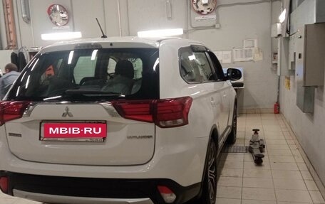 Mitsubishi Outlander III рестайлинг 3, 2016 год, 1 571 000 рублей, 3 фотография