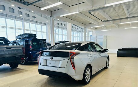 Toyota Prius IV XW50, 2017 год, 1 829 000 рублей, 6 фотография