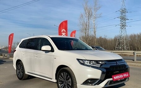 Mitsubishi Outlander III рестайлинг 3, 2022 год, 2 789 900 рублей, 2 фотография