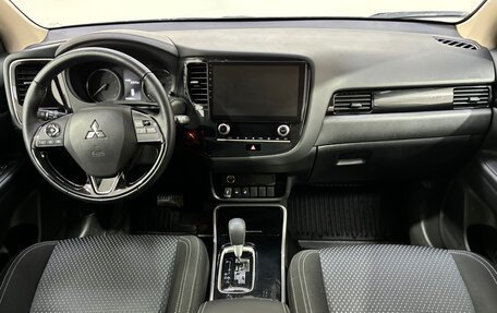 Mitsubishi Outlander III рестайлинг 3, 2021 год, 2 890 000 рублей, 11 фотография