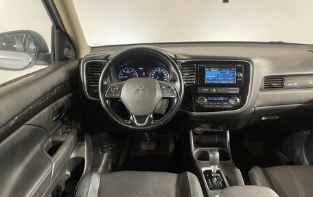 Mitsubishi Outlander III рестайлинг 3, 2016 год, 2 165 000 рублей, 9 фотография