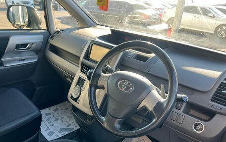 Toyota Voxy II, 2009 год, 1 679 000 рублей, 11 фотография