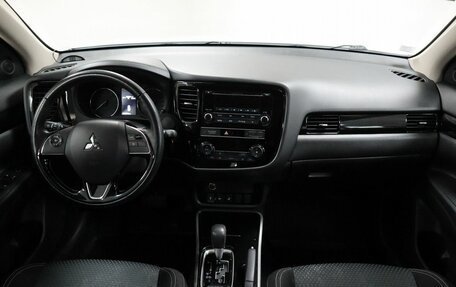 Mitsubishi Outlander III рестайлинг 3, 2020 год, 2 530 000 рублей, 10 фотография