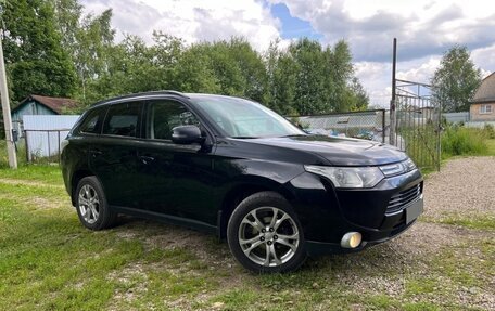 Mitsubishi Outlander III рестайлинг 3, 2014 год, 1 860 000 рублей, 3 фотография