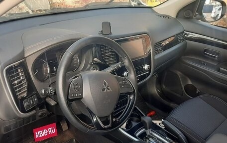 Mitsubishi Outlander III рестайлинг 3, 2021 год, 1 990 000 рублей, 4 фотография