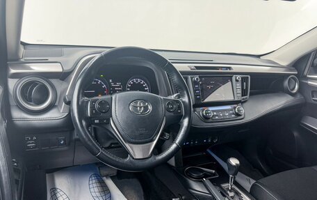 Toyota RAV4, 2018 год, 3 050 000 рублей, 12 фотография