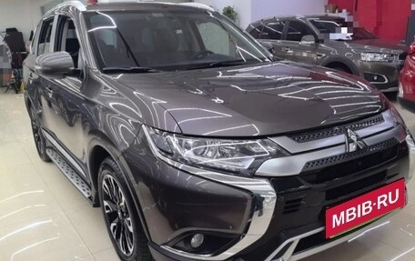 Mitsubishi Outlander III рестайлинг 3, 2020 год, 1 933 000 рублей, 3 фотография