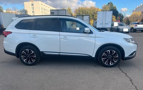 Mitsubishi Outlander III рестайлинг 3, 2021 год, 2 930 000 рублей, 4 фотография