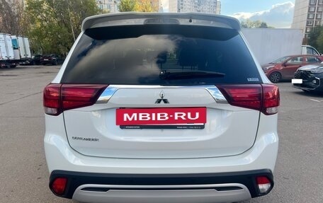 Mitsubishi Outlander III рестайлинг 3, 2021 год, 2 930 000 рублей, 6 фотография