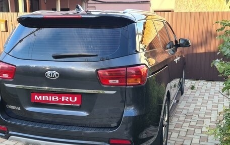 KIA Carnival III, 2019 год, 2 900 000 рублей, 10 фотография