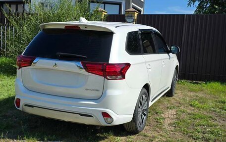 Mitsubishi Outlander III рестайлинг 3, 2022 год, 2 950 000 рублей, 2 фотография