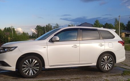 Mitsubishi Outlander III рестайлинг 3, 2022 год, 2 950 000 рублей, 10 фотография