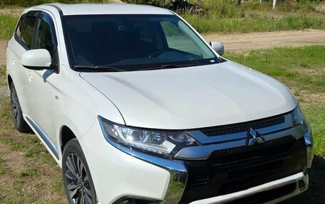 Mitsubishi Outlander III рестайлинг 3, 2022 год, 2 950 000 рублей, 4 фотография