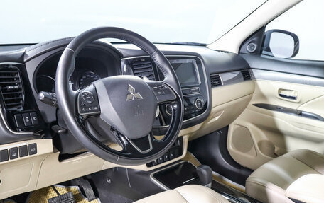 Mitsubishi Outlander III рестайлинг 3, 2019 год, 3 030 000 рублей, 14 фотография