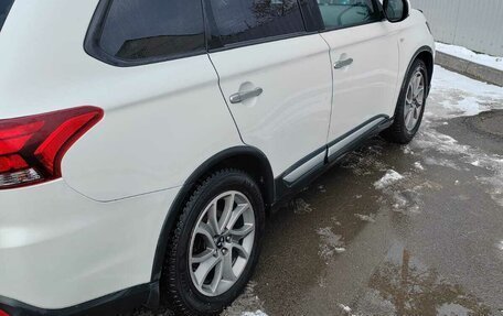 Mitsubishi Outlander III рестайлинг 3, 2015 год, 1 800 000 рублей, 11 фотография