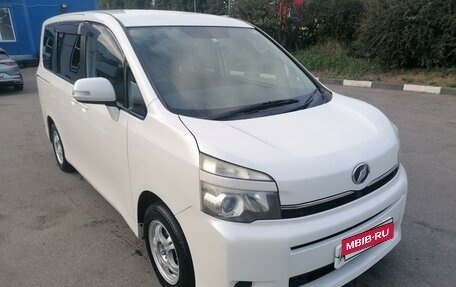 Toyota Voxy II, 2012 год, 1 450 000 рублей, 2 фотография