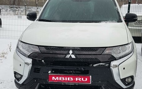 Mitsubishi Outlander III рестайлинг 3, 2022 год, 4 000 000 рублей, 1 фотография