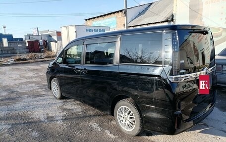 Toyota Voxy III, 2017 год, 2 200 000 рублей, 7 фотография