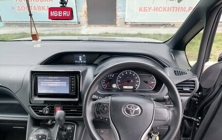 Toyota Voxy III, 2017 год, 2 200 000 рублей, 9 фотография