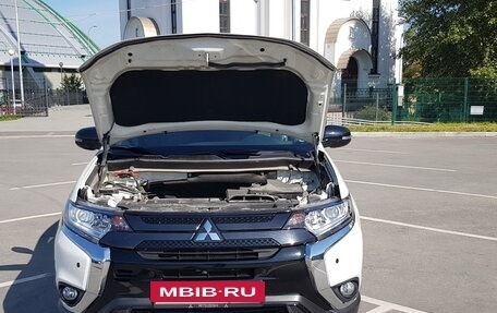 Mitsubishi Outlander III рестайлинг 3, 2022 год, 4 000 000 рублей, 6 фотография