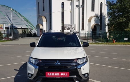 Mitsubishi Outlander III рестайлинг 3, 2022 год, 4 000 000 рублей, 2 фотография