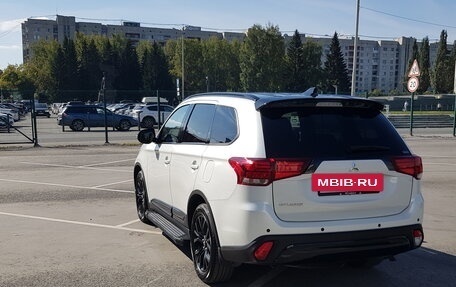 Mitsubishi Outlander III рестайлинг 3, 2022 год, 4 000 000 рублей, 3 фотография