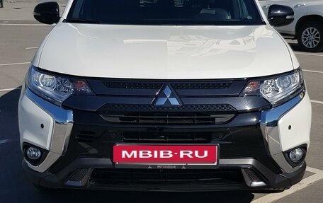 Mitsubishi Outlander III рестайлинг 3, 2022 год, 4 000 000 рублей, 40 фотография