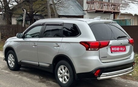 Mitsubishi Outlander III рестайлинг 3, 2017 год, 2 490 000 рублей, 8 фотография