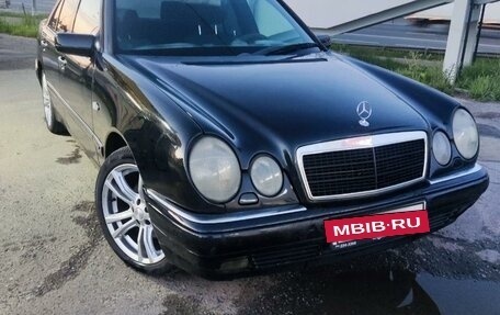 Mercedes-Benz E-Класс, 1998 год, 580 000 рублей, 2 фотография