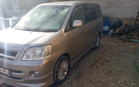 Toyota Noah III, 2002 год, 1 200 000 рублей, 4 фотография