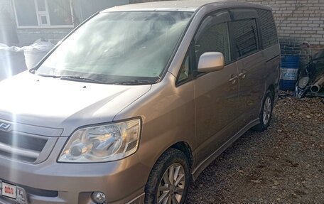 Toyota Noah III, 2002 год, 1 200 000 рублей, 2 фотография