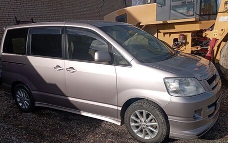 Toyota Noah III, 2002 год, 1 200 000 рублей, 3 фотография