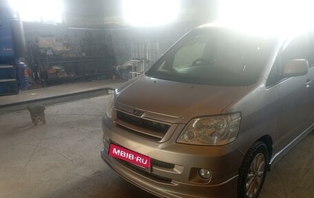 Toyota Noah III, 2002 год, 1 200 000 рублей, 7 фотография