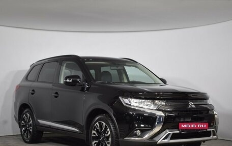 Mitsubishi Outlander III рестайлинг 3, 2022 год, 3 900 000 рублей, 3 фотография