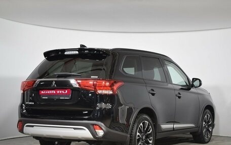 Mitsubishi Outlander III рестайлинг 3, 2022 год, 3 900 000 рублей, 4 фотография