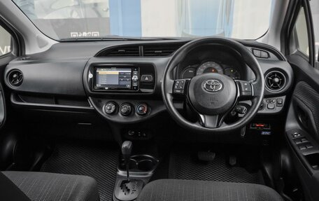 Toyota Vitz, 2019 год, 1 379 000 рублей, 6 фотография